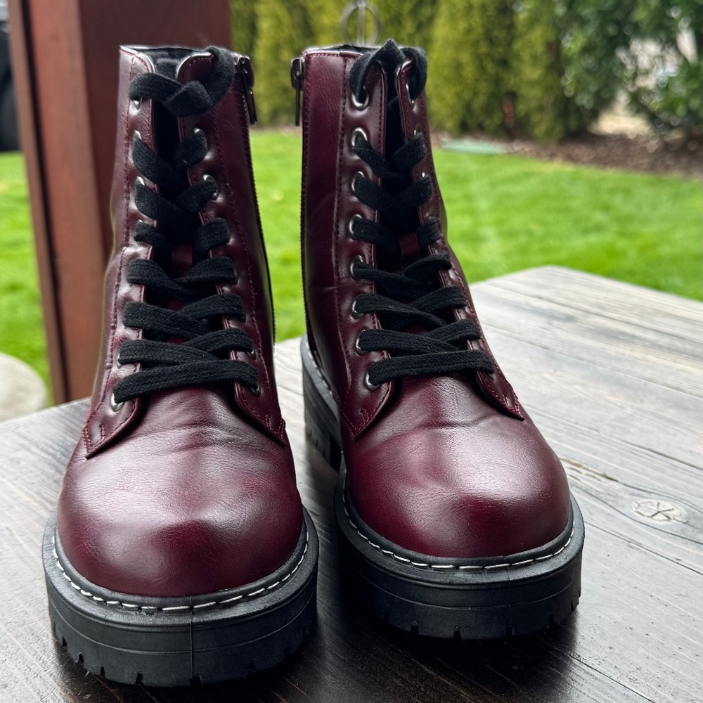 Women size 6 combat boots.
